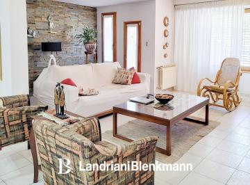 Casa · 272m² · 4 Ambientes · 1 Cochera · Casa a La Venta Apto Credito, Neuquen, Centenario