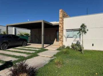 Casa · 130m² · 3 Dormitorios · 2 Cocheras · C21 Lucio Barroso Alquila Casa Barrio Las Cortaderas