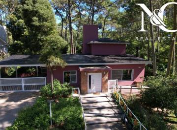 Casa · 197m² · 6 Ambientes · 2 Cocheras · Casa en Venta Bosque Carilo con Cochera