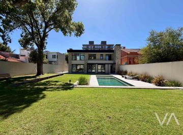 Casa de 4 ambientes, Mar del Plata · Casa de Estilo Contemporáneo con 3 Dorm.. Jardín y Piscina. Los Troncos.