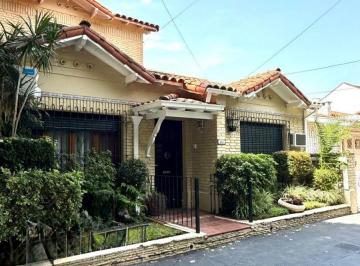 Casa de 4 ambientes, San Isidro · Impecable Casa, a m del Hipodromo, 3 Dorm (2 en P. B.), 2 Baños, Patio y Terraza