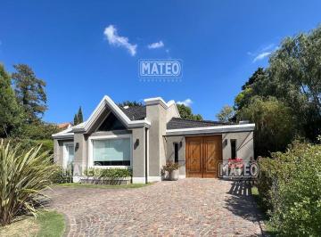 Casa · 1m² · 5 Ambientes · Propiedad con Magnifico Parque