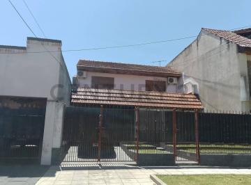 Casa · 145m² · 4 Ambientes · 2 Cocheras · Casa con Lote Propio, Jardín y Gran Potencial – Excelente Ubicación