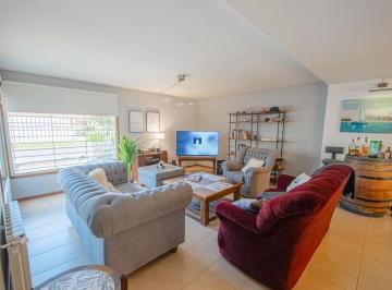 Casa · 242m² · 6 Ambientes · 2 Cocheras · Casa de 5 Ambientes en Constitución