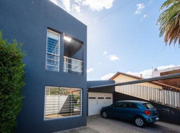 Casa · 242m² · 6 Ambientes · 2 Cocheras · Casa de 5 Ambientes en Constitución
