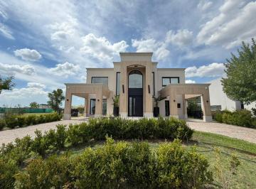 Casa · 230m² · 4 Ambientes · 3 Cocheras · Espectacular Casa 4 Amb Premium Amoblada