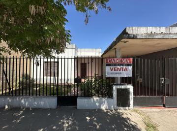 Casa · 114m² · 4 Ambientes · 1 Cochera · Casa en Venta de 2 Dorm.. Patio. Quincho. a Refaccionar. Centro Zarate