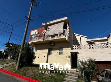 Casa · 140m² · 4 Ambientes · 1 Cochera · Casa en Venta - Castelli Al 500