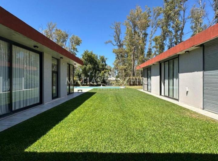 Casa · 297m² · 6 Ambientes · 1 Cochera