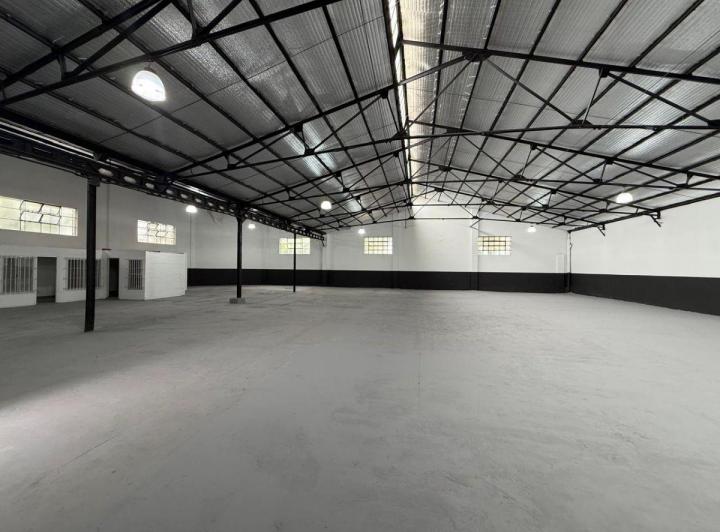 Bodega-Galpón · 750m² · 1 Ambiente · 4 Cocheras