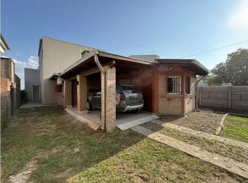 Casa · 185m² · 6 Ambientes · 1 Cochera · Casa de 3 Dorm. con Pileta en B° Pinares - Almafuerte