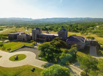 Casa · 1602m² · 10 Ambientes · 3 Cocheras · El Terrón - 432 m² Cubiertos, Lote 1.602 m² con Fondo Cancha de Golf y Vista a Las Sierras.