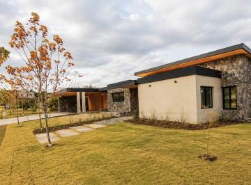 Casa · 1602m² · 10 Ambientes · 3 Cocheras · Casa en Venta en Estancia El Terrón Mendiolaza Córdoba de 4 Habitaciones