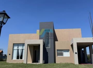 Casa · 180m² · 5 Ambientes · 1 Cochera · Apto Credito - Casa en Dos Plantas San Sebastian Area 5