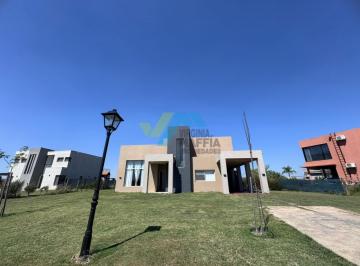 Casa · 180m² · 5 Ambientes · 1 Cochera · Apto Credito - Casa en Dos Plantas San Sebastian Area 5