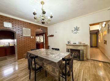 Casa · 192m² · 5 Ambientes · 1 Cochera · Venta de Casa con Local y Terraza en – Villa del Parque - Santa Rita