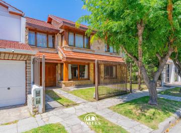 Casa · 252m² · 6 Ambientes · 2 Cocheras · Chalet en El Entorno del Barrio Los Troncos