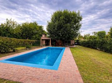 Casa · 232m² · 3 Ambientes · 1 Cochera · Venta - Casa Dorm. con Amplio Parque y Pileta. Roldan