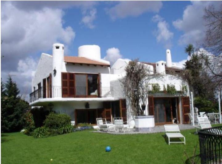 Casa · 320m² · 8 Ambientes · 2 Cocheras