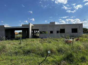 Casa · 135m² · 4 Ambientes · 2 Cocheras · Venta Casa a Terminar Brandsen Club de Campo con Spa Termal