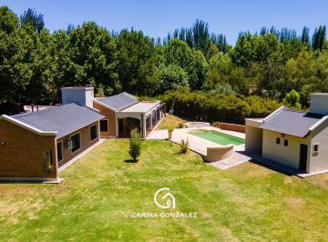 Casa · 246m² · 5 Ambientes · Venta Casa 4 Dorm. con Piscina y Quincho - Barrio Las Quintas, Cipolletti.