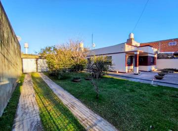 Casa de 3 ambientes, Berazategui · Venta Casa 3 Ambientes con Parque y Cochera en Hudson - Amplio Lote 487 m²