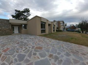 Casa · 200m² · 4 Ambientes · Hermosa Propiedad Frente Al Golf