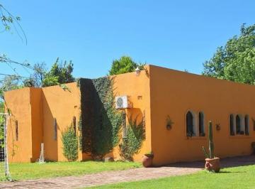 Quinta vacacional · 277m² · 4 Ambientes · 3 Cocheras · Casa Quinta y Galpon - Gonzalez Catan