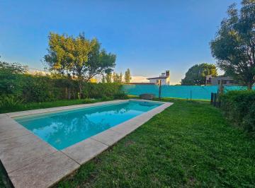 Casa · 150m² · 4 Ambientes · 2 Cocheras · Casa 3 Dorm. con Piscina a La Venta en Funes Town