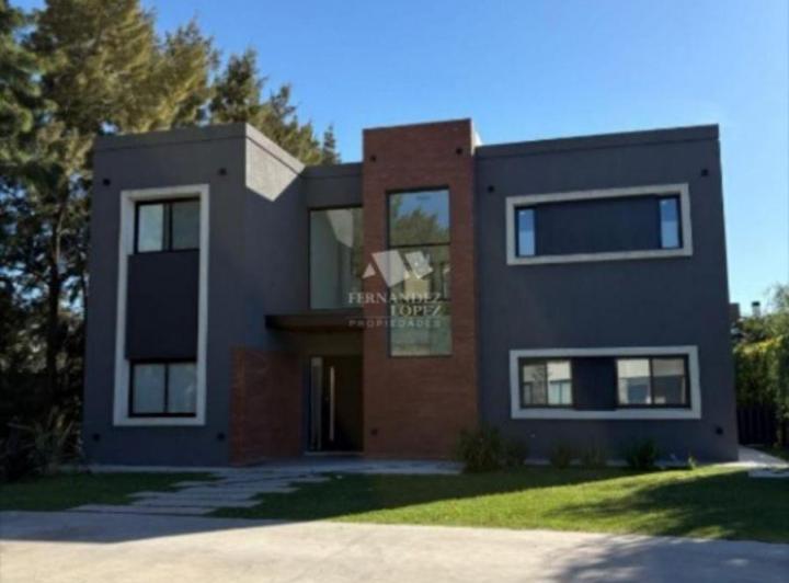 Casa · 1m² · 6 Ambientes