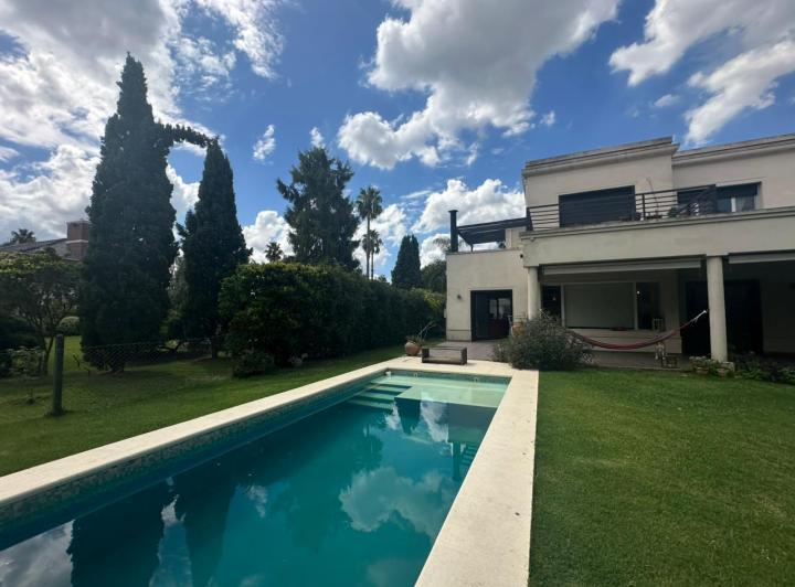 Casa · 288m² · 8 Ambientes · 2 Cocheras