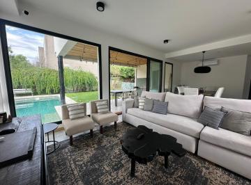 Casa · 180m² · 4 Ambientes · Casa 4 Ambientes con Pileta Barrio Los Olivares