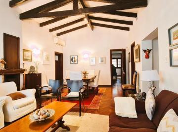 Casa · 245m² · 4 Ambientes · Casa en Venta en Rogelio Martinez | Cordoba