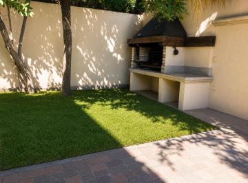 Casa · 300m² · 10 Ambientes · 2 Cocheras · Casa - Mendoza
