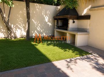 Casa · 300m² · 10 Ambientes · 2 Cocheras · Casa - Mendoza