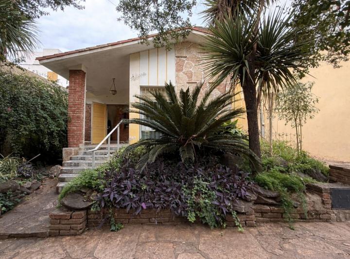 Casa · 300m² · 2 Dormitorios · 2 Cocheras
