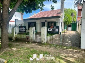 Casa de 4 ambientes, Mar de Ajó · Casa 4 Amb. Muy Bien Ubicada con Todos Los Servicios Sobre Lote Propio - Amplio Jardín Trasero