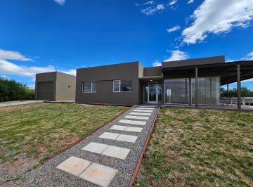 Casa · 134m² · 5 Ambientes · 1 Cochera · Casa en Venta en La Península, Lago Mari Menuco