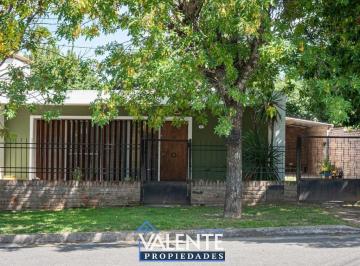 Casa · 212m² · 5 Ambientes · 1 Cochera · Casa en B° Dominador La Falda