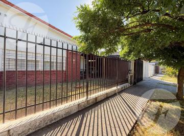 Casa · 100m² · 2 Cocheras · Chalet con Amplio Parque - Excelente Ubicación y Conectividad en Ituzaingó Norte - Acepta Permuta