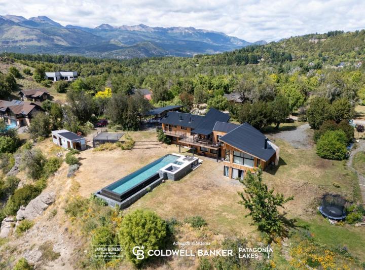 Casa · 2100m² · 4 Dormitorios · 3 Cocheras
