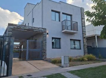 Casa · 160m² · 3 Dormitorios · 2 Cocheras · Casa en El Challao