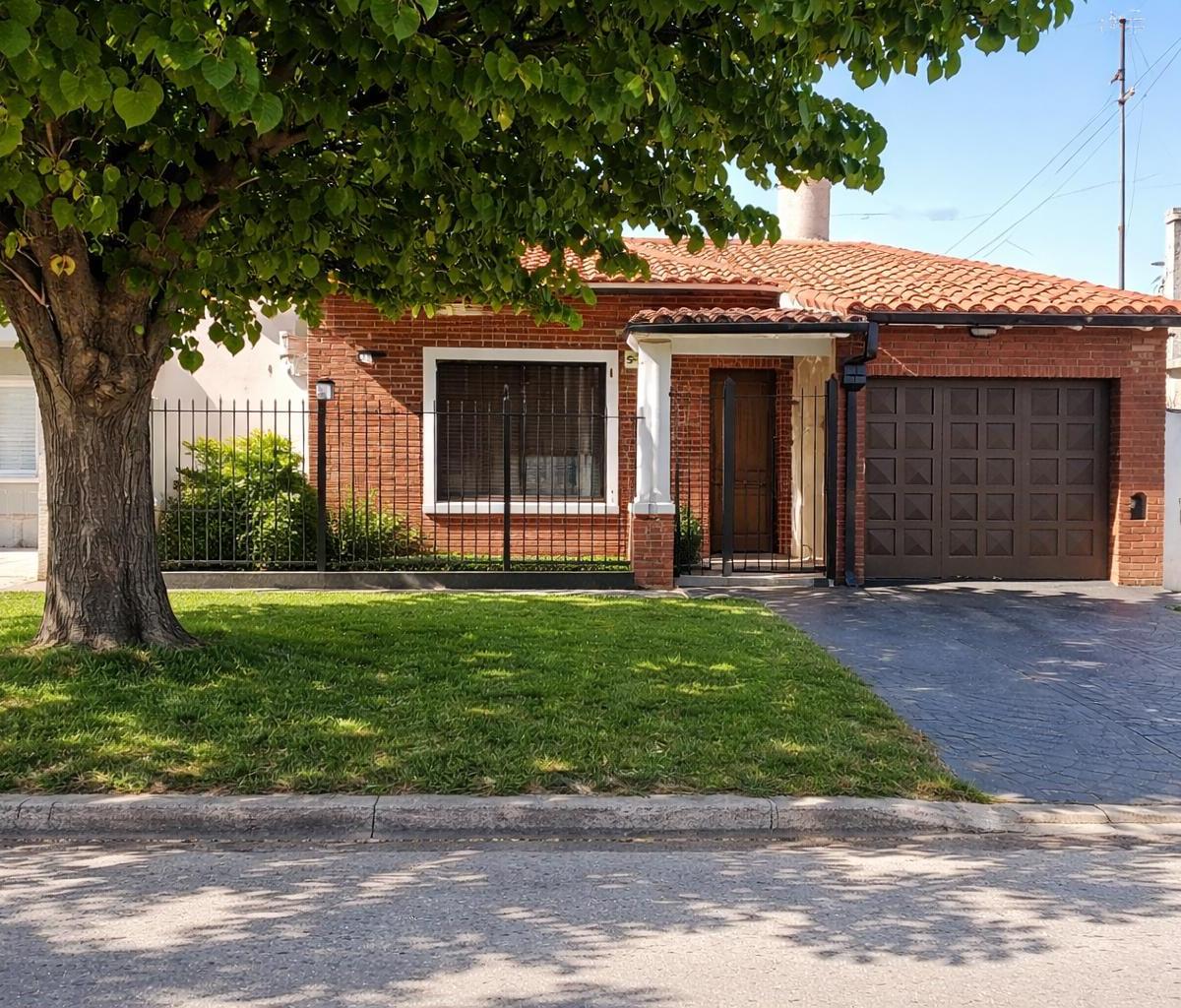 Chalet 3 dorm, 180m² reciclado con garaje y quincho