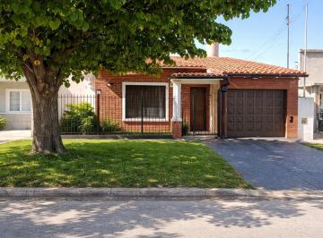 Casa · 180m² · 3 Dormitorios · 1 Cochera · Chalet 4 Amb Reciclado | Garaje | Quincho | Gran Parque | Apto Crédito