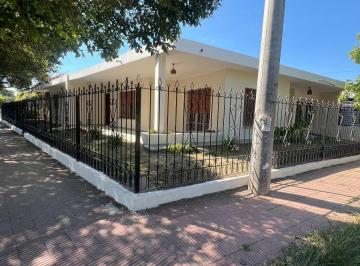 Casa 452m² Alquiler Parque Vélez Sársfield · Preciosa Casa Esquina de 3d con Patio y Cochera en Parque Velez Sarfield!