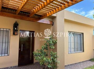Casa · 121m² · 3 Ambientes · 1 Cochera · Casa Reciclada a Nuevo