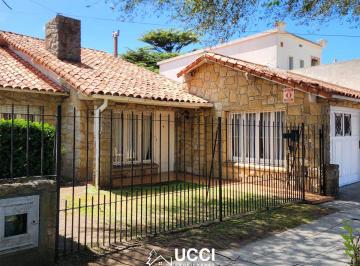Casa de 4 ambientes, Mar del Plata · Chalet 3 Dorm. / Amplio Jardin / Quincho y Cochera | Zona Güemes