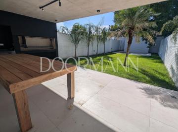 Casa · 225m² · 5 Ambientes · 1 Cochera · Casa en Venta Tipo Triplex 5 Ambientes Pileta Jardín Beccar