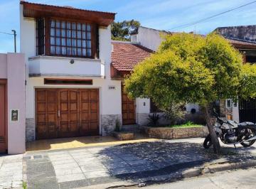 Casa de 4 ambientes, Tres de Febrero · Chalet en Santos Lugares de 3 Dorm. con Quincho Jardin y Piscina