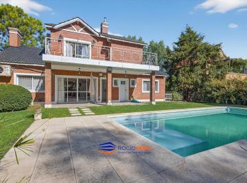 Casa · 900m² · 5 Ambientes · 1 Cochera · Casa a La Venta en Campos de Alvarez